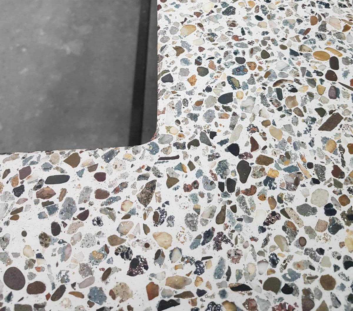 Detail van Diggels keukenblad van gerecycled beton